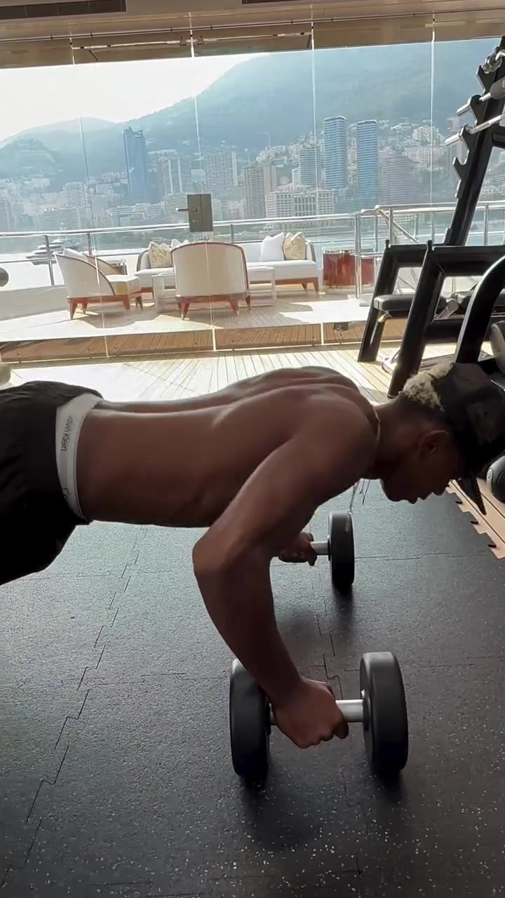 score电竞-不仅仅靠天赋！亚马尔社媒晒视频：手握哑铃俯卧撑强化训练