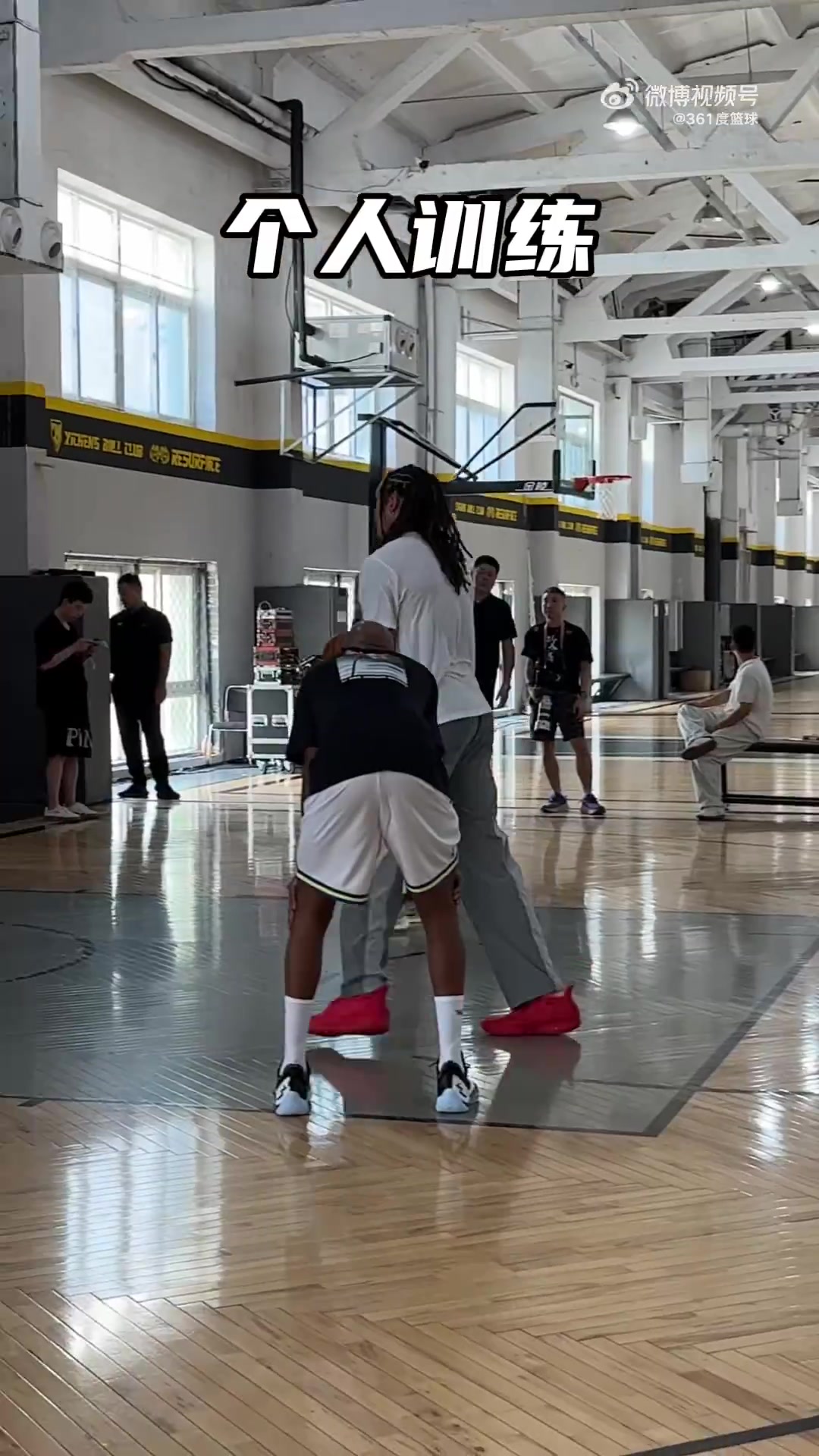 电竞比分网-训练、宠粉两不误 这是属于阿隆戈登的硬汉哲学 来看大连视频集锦